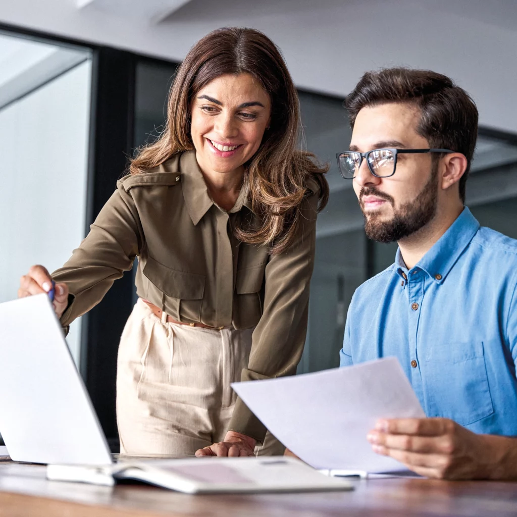 Gespräch unter Kolleg:innen – Symbolbild für KNOLL Vorbereitung Fachassistent*in Digitalisierung und IT-Prozesse (FAIT).