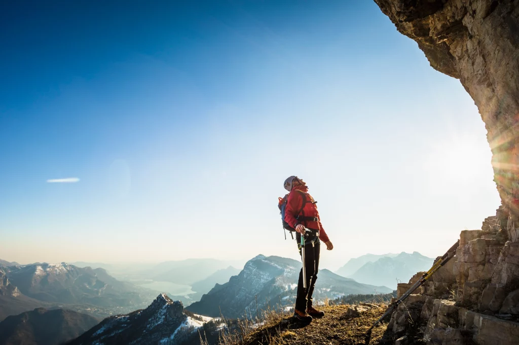 Wanderin auf Berggipfel mit Ausblick – Symbolbild für Orientierung, Zielstrebigkeit und Überblick beim Lernen mit dem KNOLL-Ratgeber.