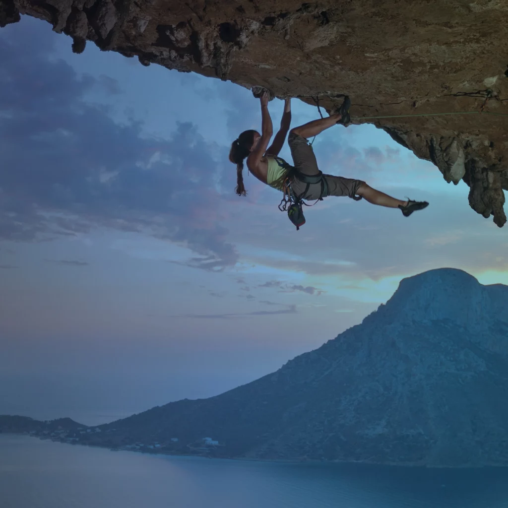 Person klettert an Felswand – Symbolbild für KNOLL Vorbereitung auf die Steuerberaterprüfung.
