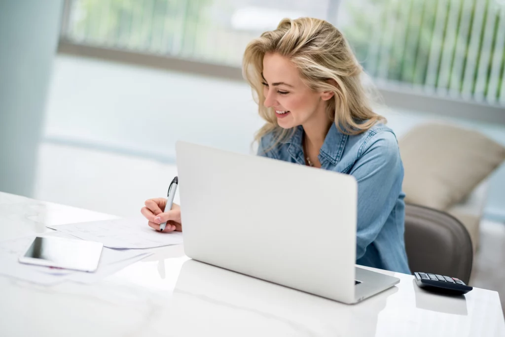 Person arbeit am Laptop – Symbolbild für Erfolg in der Steuerberaterprüfung.