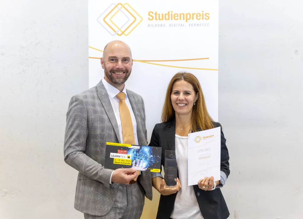 Geschäftsleiterin Alexandra Kandler bei der Übergabe des Studienpreises 2024.