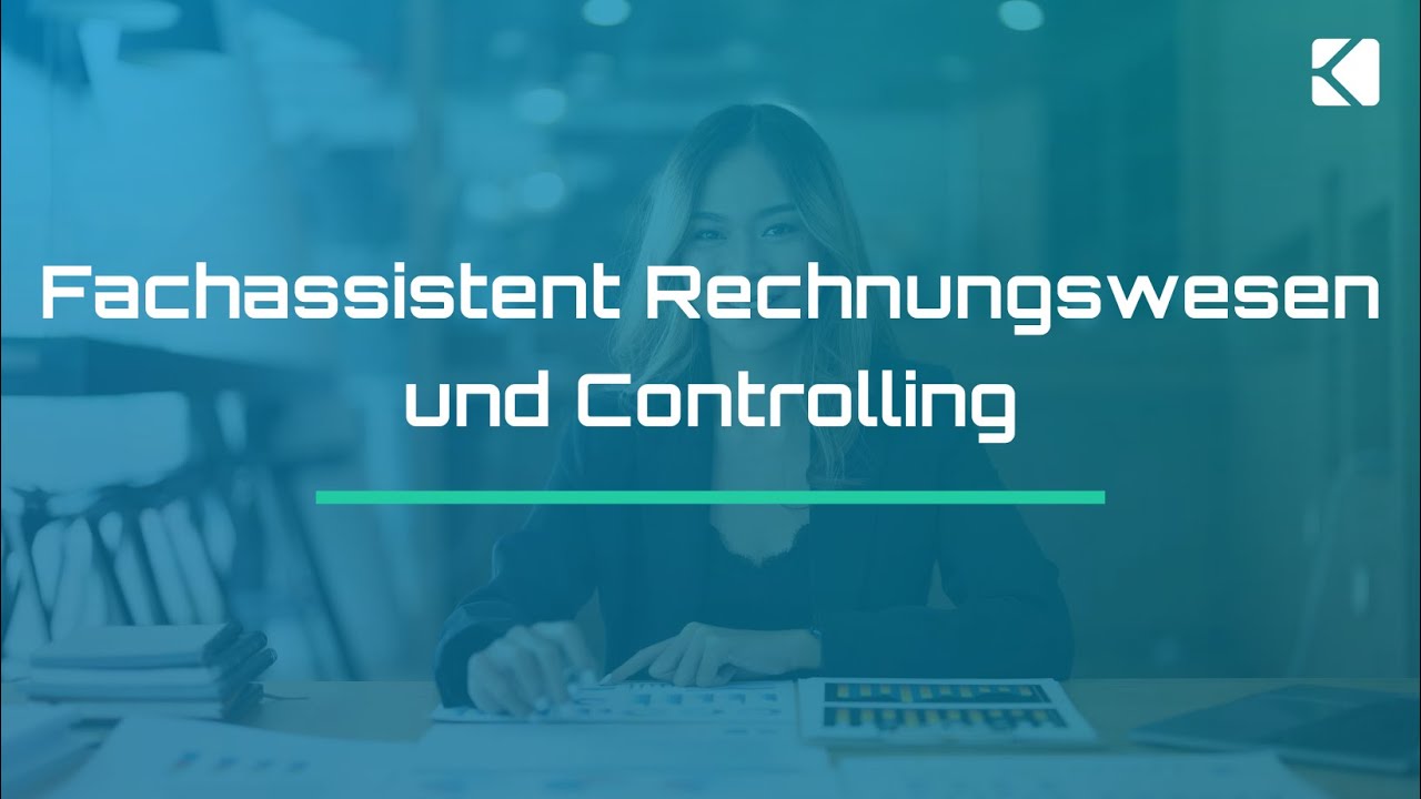 Video-Thumbnail mit dem Titel: ‚Fachassistent Rechnungswesen und Controlling‘ – junge Frau am Schreibtisch mit Unterlagen und Taschenrechner.
